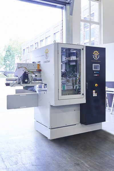 The CHEETAH-BAGPLACER matches the pace of rotary packing machines to maximize output capacities and accuracy while minimizing errors.