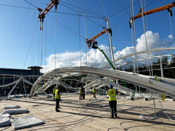 Hoists were operated simultaneously in sets of four while suspended from the customer’s specially designed lifting beams.